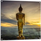 Tuinposter – Gouden Buddha op Standaard met Uitzicht op Landschap - 100x100 cm Foto op Tuinposter (wanddecoratie voor buiten en binnen)