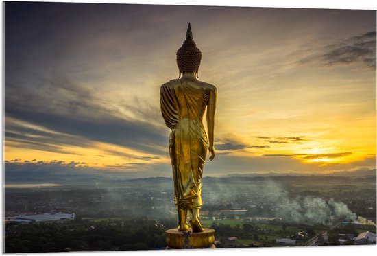 Acrylglas - Gouden Buddha op Standaard met Uitzicht op Landschap - 105x70 cm Foto op Acrylglas (Met Ophangsysteem)