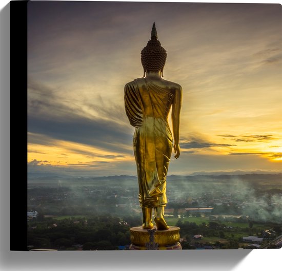 Canvas - Gouden Buddha op Standaard met Uitzicht op Landschap - 30x30 cm Foto op Canvas Schilderij (Wanddecoratie op Canvas)
