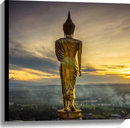 Canvas - Gouden Buddha op Standaard met Uitzicht op Landschap - 60x60 cm Foto op Canvas Schilderij (Wanddecoratie op Canvas)