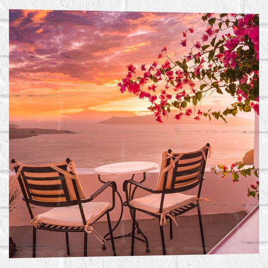 Muursticker - Tafel met Stoeljes op Balkon met Roze Bloemenstruik met Uitzicht op Zee - 50x50 cm Foto op Muursticker