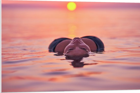 PVC Schuimplaat - Vrouw met Rondingen in Zeewater tijdens Avondzon - 90x60 cm Foto op PVC Schuimplaat (Met Ophangsysteem)