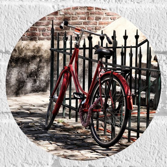 WallClassics - Muursticker Cirkel - Rode fiets voor groen Hek - 20x20 cm Foto op Muursticker