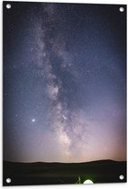 Tuinposter – Kampeer Tafereel op Grasveld onder Heldere Sterrenhemel in de Nacht - 60x80 cm Foto op Tuinposter (wanddecoratie voor buiten en binnen)