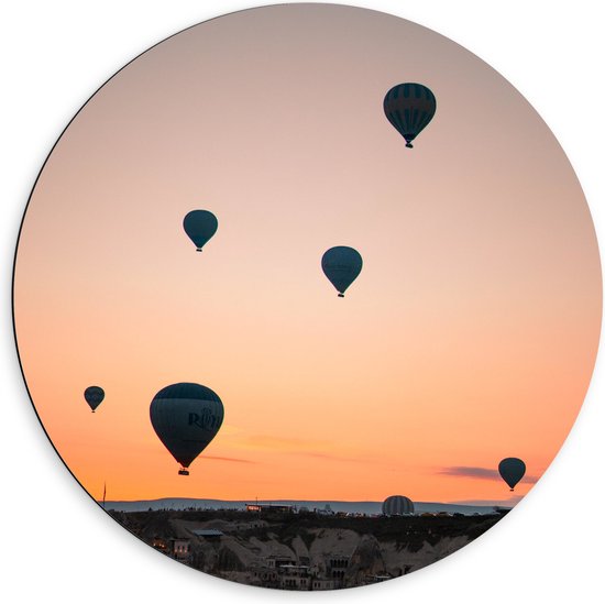 WallClassics - Dibond Muurcirkel - Luchtballonnen boven Landschap met Zonsondergang - 60x60 cm Foto op Aluminium Muurcirkel (met ophangsysteem)