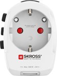 Witte Europese stopcontactadapter met twee USB-A poorten. Rode beschermkappen en logo's zijn zichtbaar.