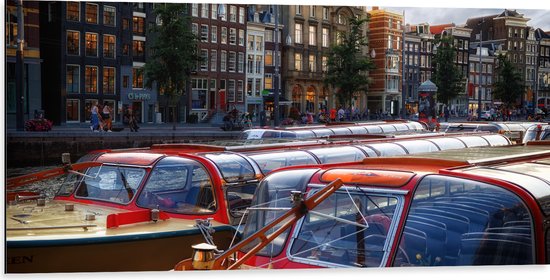 WallClassics - Dibond - Rode boten in de Gracht - 100x50 cm Foto op Aluminium (Met Ophangsysteem)