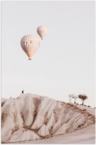 WallClassics - Poster (Mat) - Luchtballonnen boven Bergen - 40x60 cm Foto op Posterpapier met een Matte look