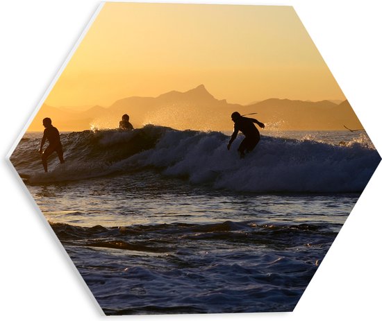 PVC Schuimplaat Hexagon - Vier Surfers in Actie op Wilde Golven op Zee - 30x26.1 cm Foto op Hexagon (Met Ophangsysteem)
