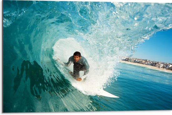 Dibond - Surfer in Actie op Wilde Golf - 75x50 cm Foto op Aluminium (Met Ophangsysteem)