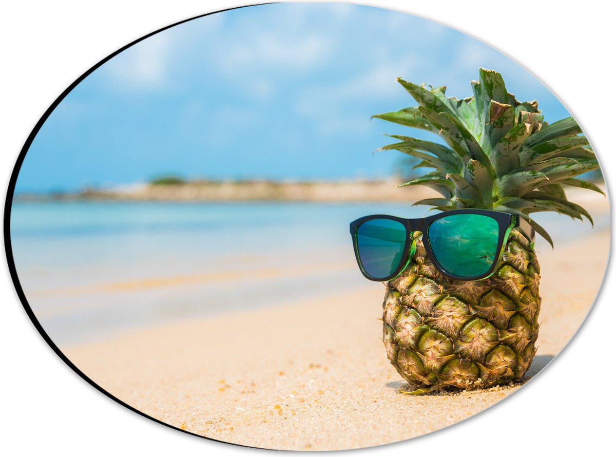 Dibond Ovaal - Ananas met Zonnebril Chillend op het Strand - 28x21 cm Foto op Ovaal (Met Ophangsysteem)