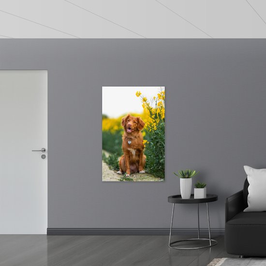 Vlag - Bruine Hond naast Gele Bloemen - 80x120 cm Foto op Polyester Vlag
