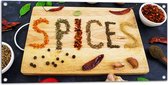 Tuinposter – Spices Geschreven met Specerijen op een Snijplank - 100x50 cm Foto op Tuinposter (wanddecoratie voor buiten en binnen)