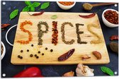 Tuinposter – Spices Geschreven met Specerijen op een Snijplank - 90x60 cm Foto op Tuinposter (wanddecoratie voor buiten en binnen)
