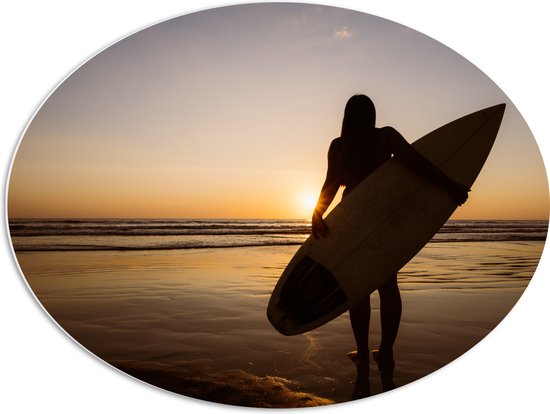 PVC Schuimplaat Ovaal - Achteraanzicht van Surfer lopend over het Strand - 80x60 cm Foto op Ovaal (Met Ophangsysteem)