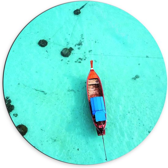 Dibond Muurcirkel - Bovenaanzicht van Smalle Houten Vissersboot op Helderblauwe Oceaan - 70x70 cm Foto op Aluminium Muurcirkel (met ophangsysteem)