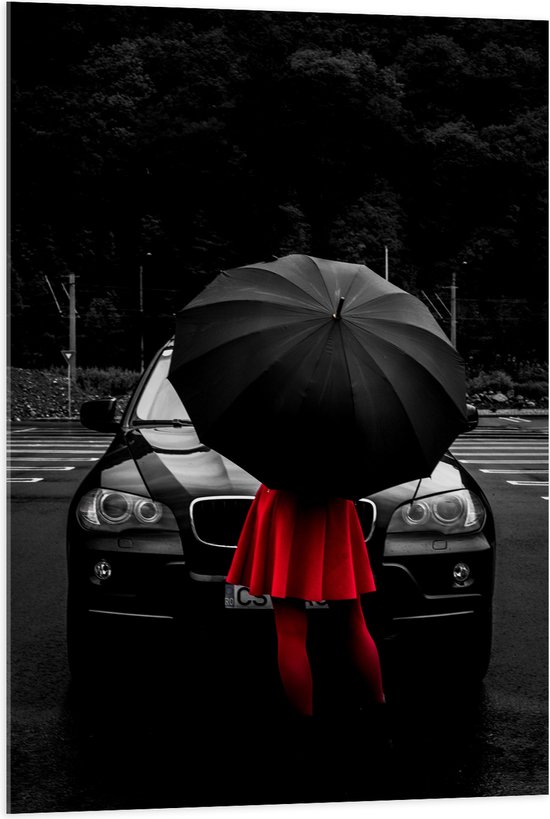 WallClassics - Acrylglas - Vrouw in Rood bij Zwarte Auto met Paraplu - 70x105 cm Foto op Acrylglas (Wanddecoratie op Acrylaat)