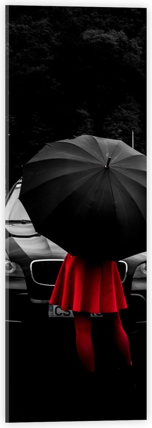 WallClassics - Acrylglas - Vrouw in Rood bij Zwarte Auto met Paraplu - 20x60 cm Foto op Acrylglas (Met Ophangsysteem)