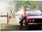 PVC Schuimplaat- Cowgirl Leunend op Rode Auto bij Paard - 80x60 cm Foto op PVC Schuimplaat