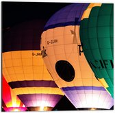 WallClassics - Dibond - Vier Verschillende Kleuren Luchtballonnen in het Donker - 50x50 cm Foto op Aluminium (Met Ophangsysteem)