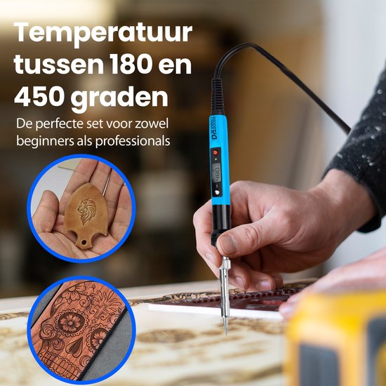 Hand wordt gebruikt om met blauwe soldeerbout met digitaal display te graveren op hout. Links bovenaan detail van houtgravure.