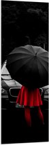 WallClassics - Acrylglas - Vrouw in Rood bij Zwarte Auto met Paraplu - 50x150 cm Foto op Acrylglas (Wanddecoratie op Acrylaat)