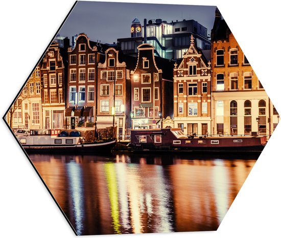 Dibond Hexagon - De Grachten van Amsterdam in de Avond in Nederland - 50x43.5 cm Foto op Hexagon (Met Ophangsysteem)
