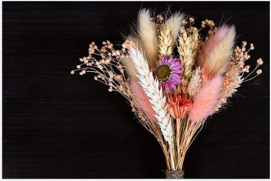 Poster Glanzend – Boeket van Verschillende Droogbloemen tegen Zwarte Houten Achtergrond - 120x80 cm Foto op Posterpapier met Glanzende Afwerking