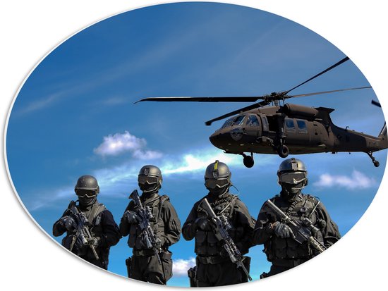 WallClassics - PVC Schuimplaat Ovaal - Vier Soldaten met Geweren onder Legerhelikopter - 56x42 cm Foto op Ovaal (Met Ophangsysteem)