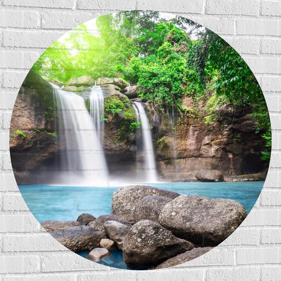 Muursticker Cirkel - Magische Waterval in Helderblauw Water Omringd door Begroeiing - 100x100 cm Foto op Muursticker