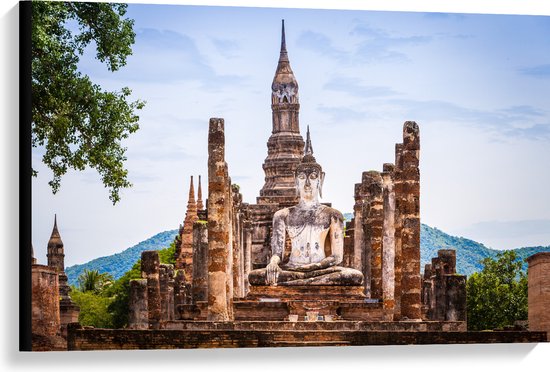 Canvas - Grote Buddha op Wat Mahathat Tempel voor Berg in Ayutthaya, Thailand - 90x60 cm Foto op Canvas Schilderij (Wanddecoratie op Canvas)