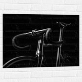 WallClassics - Muursticker - Foto van een Zwarte Fiets - 80x60 cm Foto op Muursticker