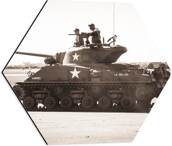 WallClassics - Dibond Hexagon - Tank uit het Leger in het Zwart Wit - 50x43.5 cm Foto op Hexagon (Met Ophangsysteem)