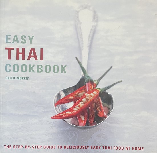 Easy Thai Cookbook met Sallie Morris. Met een lepel gevuld met rode pepers.