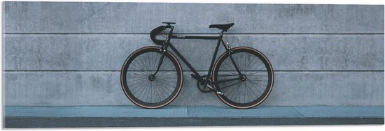 WallClassics - Acrylglas - Zwarte Fiets tegen Grijze Muur - 90x30 cm Foto op Acrylglas (Met Ophangsysteem)