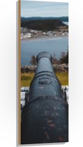 WallClassics - Hout - Zwart Kanon Gericht op Dorpje aan het Water - 40x120 cm - 9 mm dik - Foto op Hout (Met Ophangsysteem)