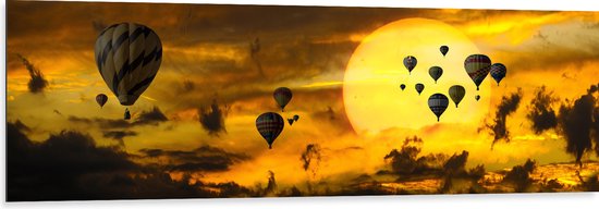 WallClassics - Dibond - Zee van Luchtballonnen bij Oranje Supermaan - 150x50 cm Foto op Aluminium (Wanddecoratie van metaal)