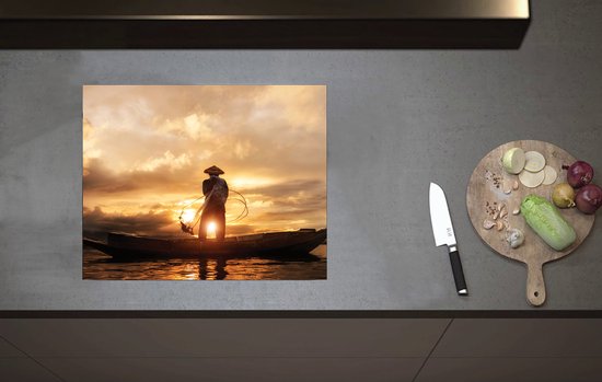 Inductieplaat Beschermer - Achteraanzicht van Visser op Houten Vissersbootje bij Zonsondergang - 60x52 cm - 2 mm Dik - Inductie Beschermer van Vinyl