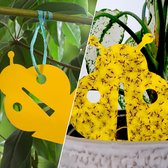 Gele vliegenvangers in de vorm van een slak en een lieveheersbeestje, bedekt met insecten.