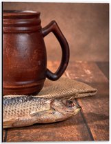 Dibond - Oude Klassieke Bruine Mok met Vis op Houten Tafel - 30x40 cm Foto op Aluminium (Met Ophangsysteem)