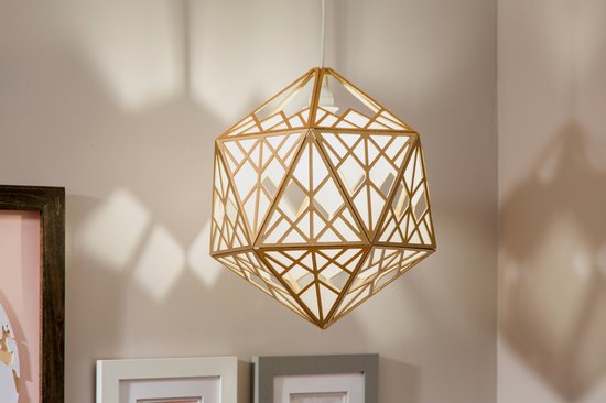Gouden geometrische lamp met schaduwen op de muur.