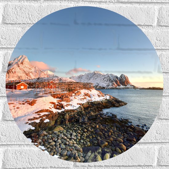 Muursticker Cirkel - Prachtig Sneeuwlandschap aan het Stromende Water in Noorwegen - 50x50 cm Foto op Muursticker