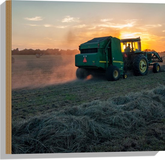 WallClassics - Hout - Zonsondergang achter Traktor op het Land Werkend - 50x50 cm - 9 mm dik - Foto op Hout (Met Ophangsysteem)