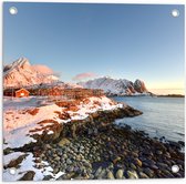 Tuinposter – Prachtig Sneeuwlandschap aan het Stromende Water in Noorwegen - 50x50 cm Foto op Tuinposter (wanddecoratie voor buiten en binnen)