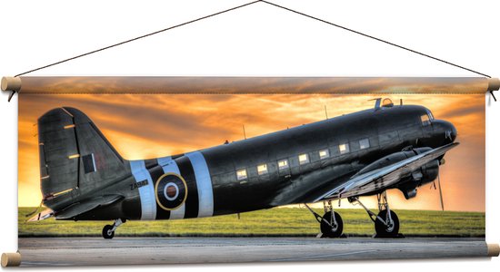 WallClassics - Textielposter - Zwart Vliegtuig bij Zonsondergang - 90x30 cm Foto op Textiel