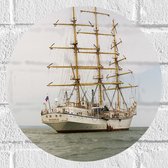 WallClassics - Muursticker Cirkel - Wit Groot Schip op Zee - 30x30 cm Foto op Muursticker