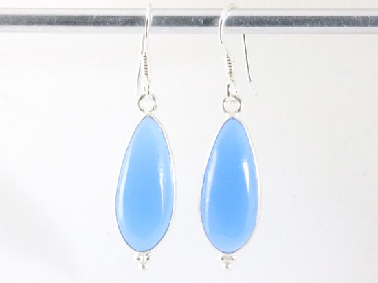 Druppelvormige zilveren oorbellen met blauwe chalcedoon