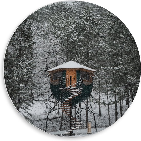 PVC Schuimplaat Muurcirkel - Klein Huisje tussen de Bomen in de Sneeuw - 50x50 cm Foto op Muurcirkel (met ophangsysteem)
