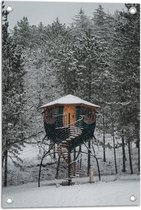 Tuinposter – Klein Huisje tussen de Bomen in de Sneeuw - 40x60 cm Foto op Tuinposter (wanddecoratie voor buiten en binnen)