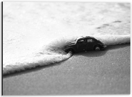 Dibond - Speelgoed Auto in de Zee in het Zwart/Wit - 40x30 cm Foto op Aluminium (Met Ophangsysteem)